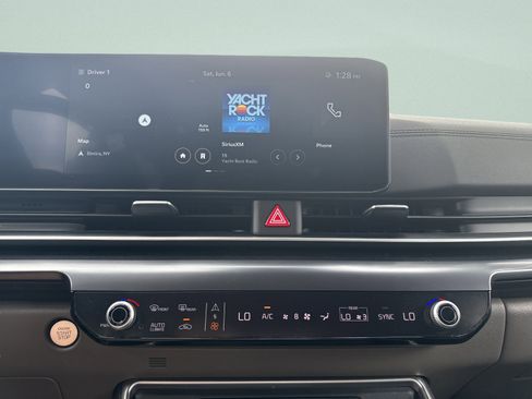 Used 2025 Kia Carnival FWD image 20