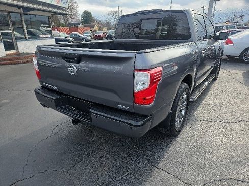 Used 2019 Nissan Titan SV w/ SV Convenience Package image 4