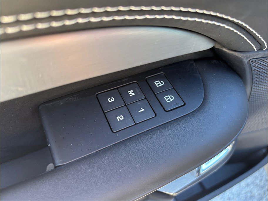 Used 2023 Land Rover Discovery Metropolitan Edition AWD/4WD image 24