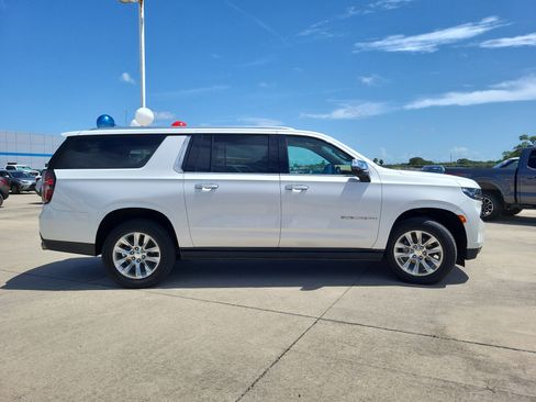 Used 2021 Chevrolet Suburban Premier image 4