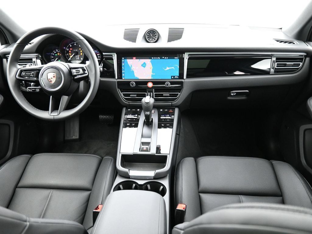 Certified 2025 Porsche Macan AWD/4WD image 24