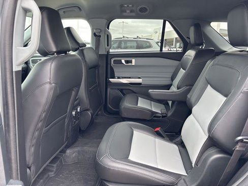 Used 2022 Ford Explorer XLT w/ Equipment Group 202A AWD/4WD image 17