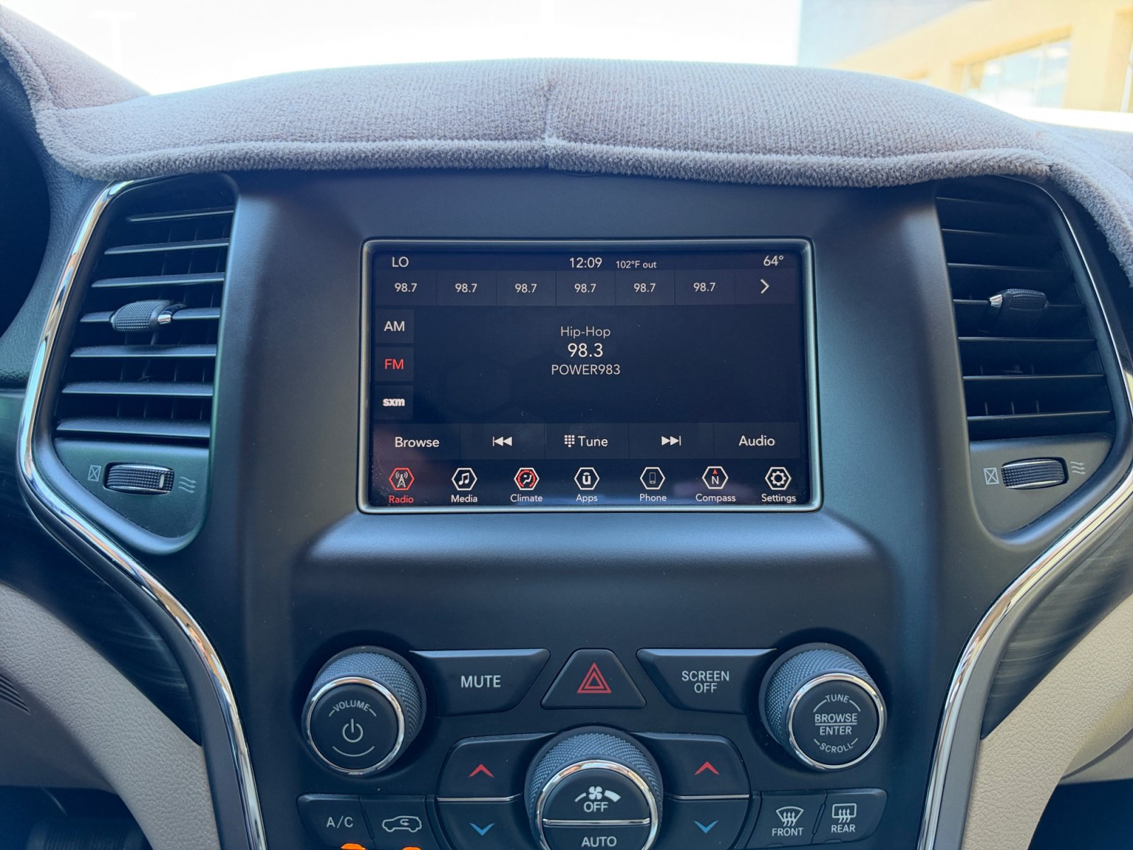 Used 2020 Jeep Grand Cherokee Laredo RWD image 12