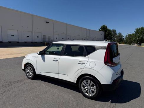 Used 2021 Kia Soul LX FWD image 3