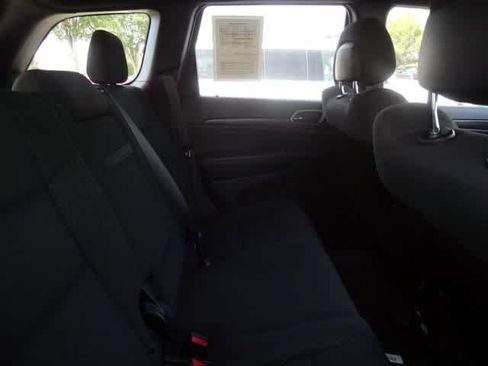 Used 2019 Jeep Grand Cherokee Laredo RWD image 12