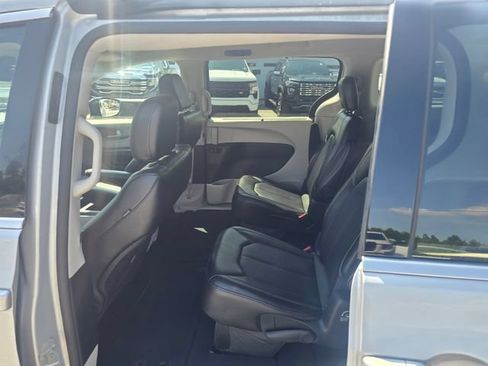 Used 2024 Chrysler Pacifica Touring-L FWD image 26