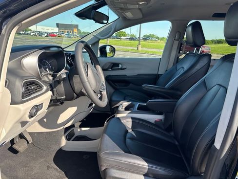 Used 2024 Chrysler Pacifica Touring-L FWD image 10