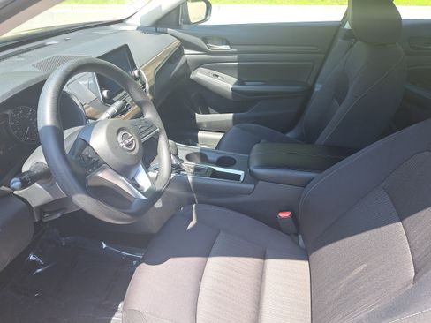 Used 2025 Nissan Altima 2.5 SV FWD image 15