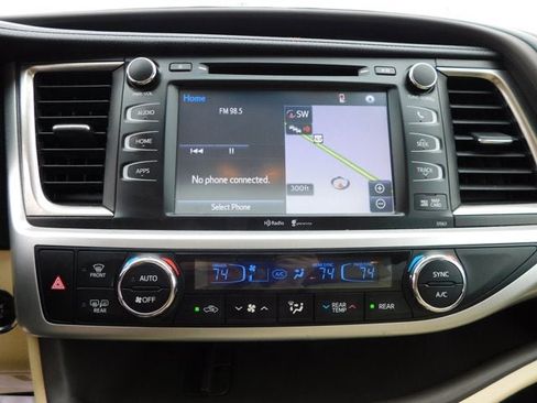 Used 2014 Toyota Highlander XLE image 16