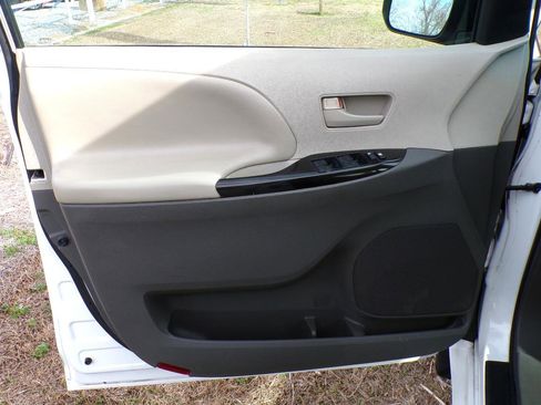 Used 2012 Toyota Sienna w/ Towing Pkg image 25