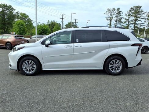 New 2026 Toyota Sienna XLE AWD/4WD image 6