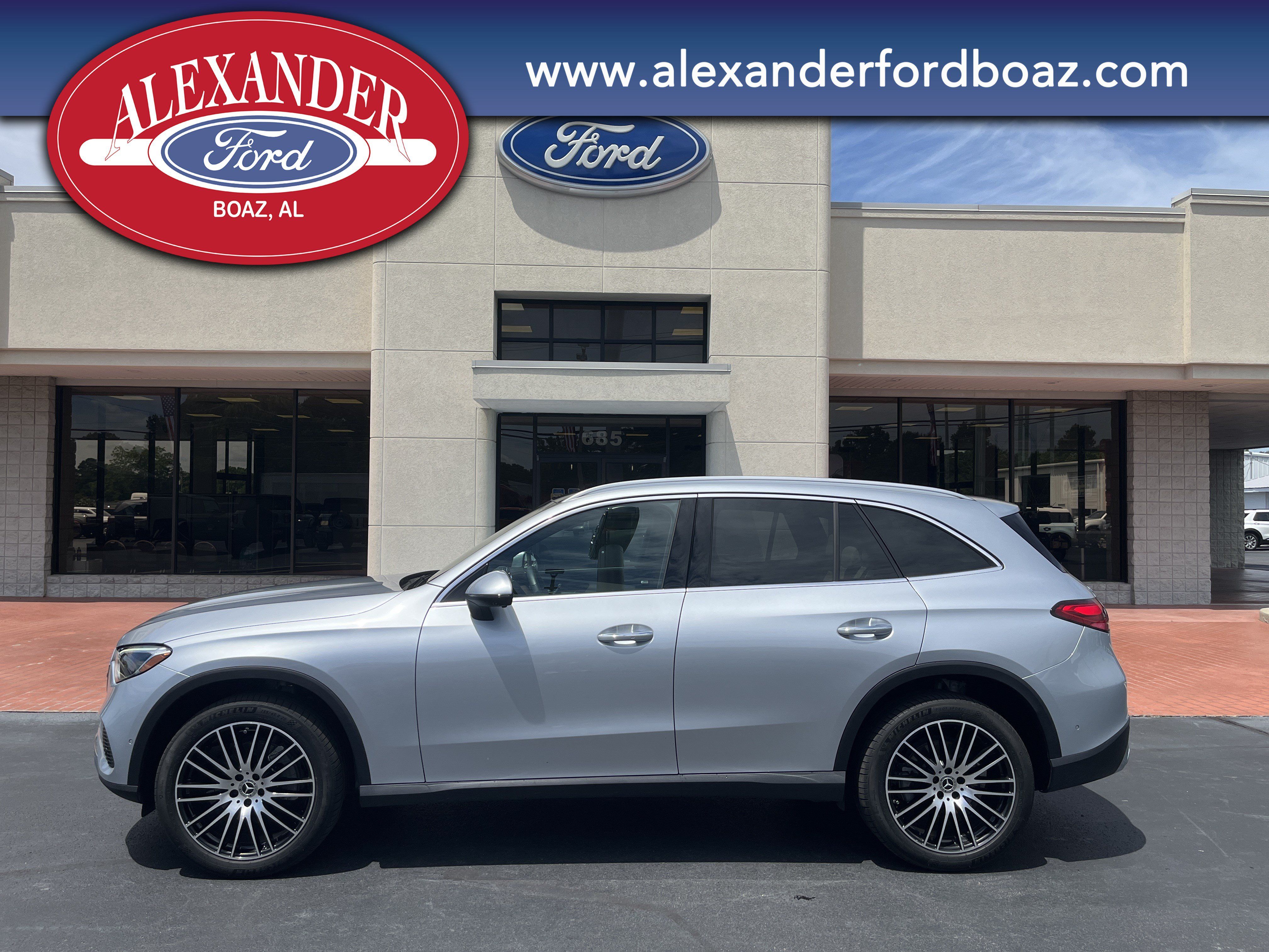 Used 2025 Mercedes-Benz GLC 300 4MATIC image 5