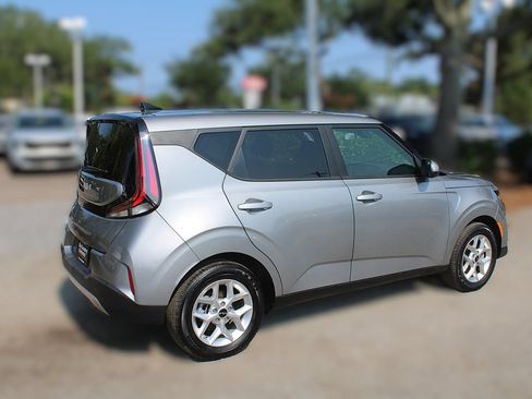 Certified 2025 Kia Soul LX w/ LX Technology Package FWD image 6