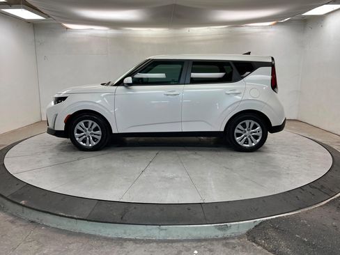 Used 2024 Kia Soul LX image 2