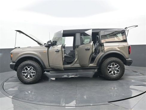 Used 2025 Ford Bronco Badlands image 32