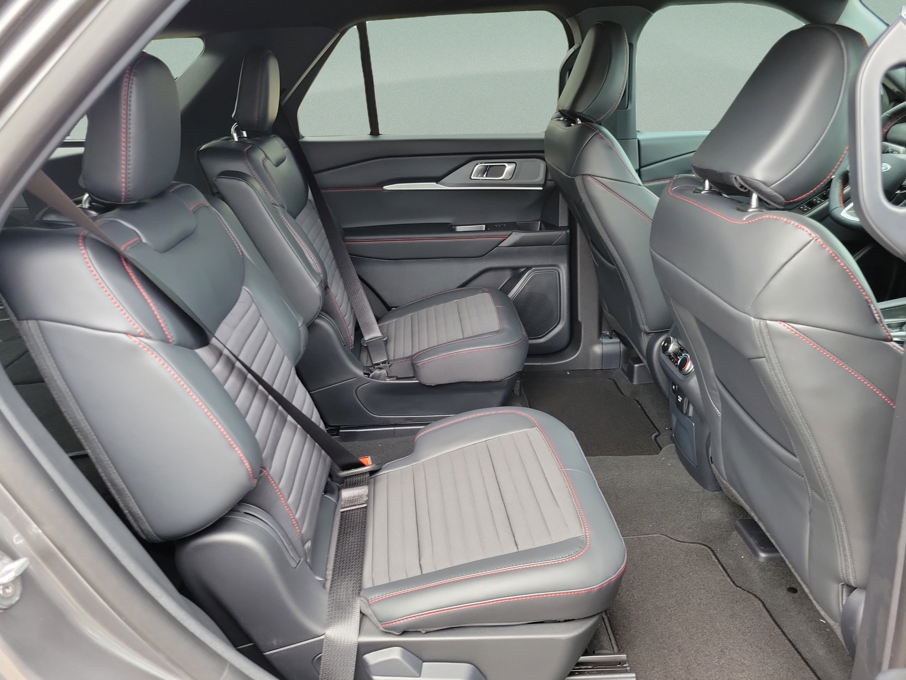 New 2026 Ford Explorer ST-Line w/ ST-Line Street Pack RWD image 28
