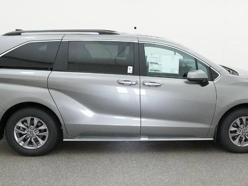 New 2026 Toyota Sienna XLE image 2