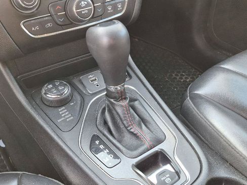 Used 2019 Jeep Cherokee Trailhawk AWD/4WD image 8