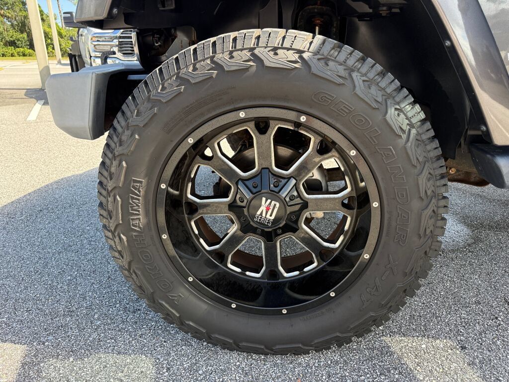 Used 2017 Jeep Wrangler Unlimited Sahara w/ Connectivity Group AWD/4WD image 30