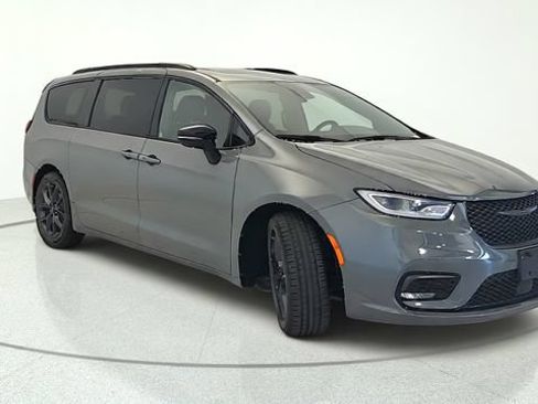 Used 2025 Chrysler Pacifica Limited FWD image 8