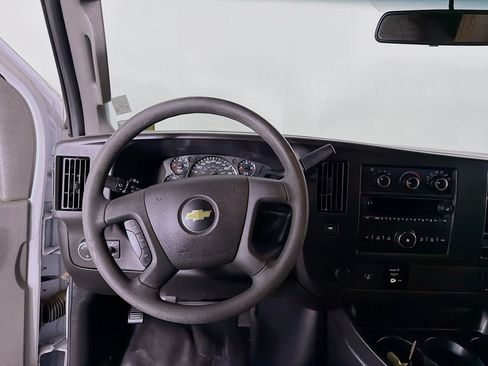Used 2017 Chevrolet Express 2500 RWD image 18