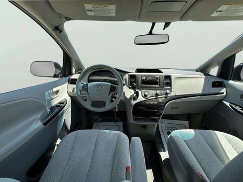 Used 2011 Toyota Sienna LE FWD image 21