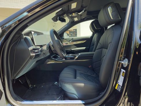 New 2025 BMW 750e xDrive image 10