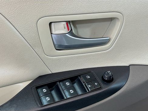 Used 2020 Toyota Sienna LE w/ LE Preferred Package image 15