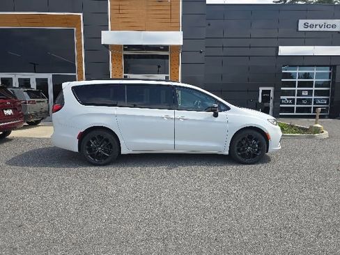 Used 2026 Chrysler Pacifica Limited w/ S Appearance Package AWD/4WD image 7