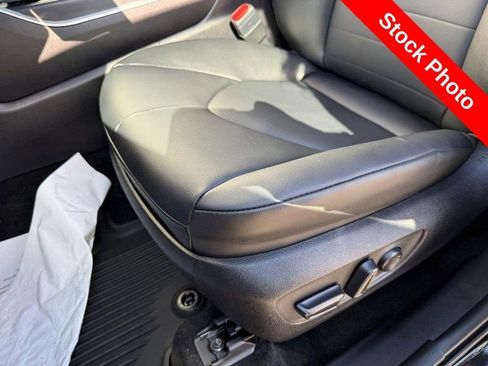 Used 2025 Toyota Highlander XLE image 17