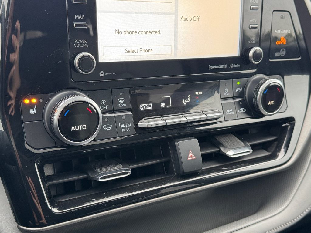 Used 2021 Toyota Highlander XLE AWD/4WD image 23