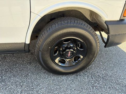 Used 2014 GMC Savana 2500 image 32