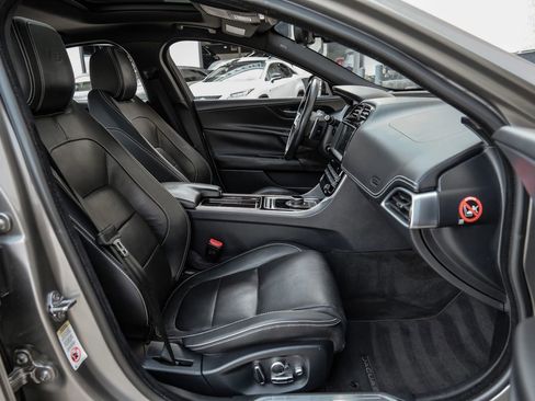Used 2019 Jaguar XE S RWD image 43