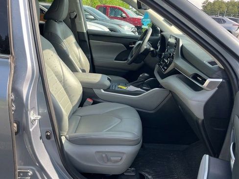 Used 2021 Toyota Highlander XLE FWD image 12