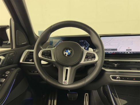 Used 2025 BMW X7 M60i w/ Climate Comfort Package image 19