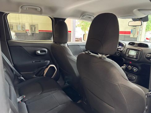 Used 2017 Jeep Renegade Latitude w/ Popular Equipment Group image 30