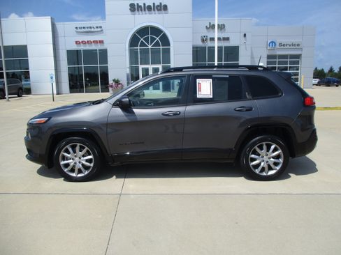 Used 2018 Jeep Cherokee Latitude FWD image 2