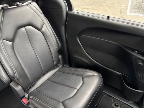 Used 2025 Chrysler Pacifica Select FWD image 40