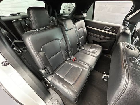 Used 2018 Ford Explorer XLT w/ Equipment Group 202A FWD image 39