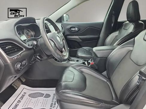 Used 2019 Jeep Cherokee Latitude Plus w/ Cold Weather Group AWD/4WD image 9