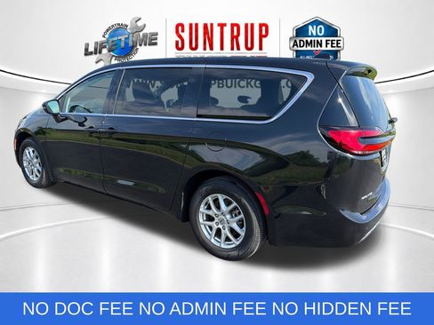 Used 2023 Chrysler Pacifica Touring-L FWD image 3