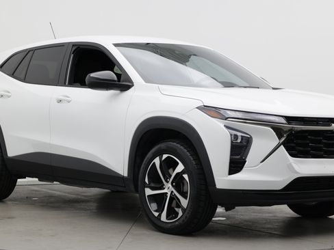 Used 2024 Chevrolet Trax RS FWD image 3