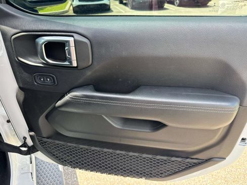Used 2018 Jeep Wrangler Unlimited Sahara AWD/4WD image 15
