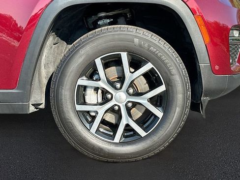 Used 2025 Jeep Grand Cherokee Limited w/ Luxury Tech Group II image 32