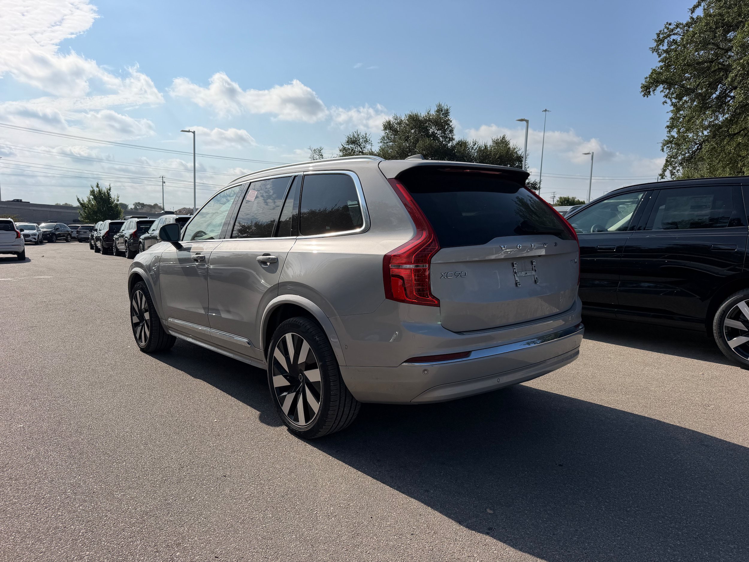 Certified 2025 Volvo XC90 T8 Plus w/ Protection Package AWD/4WD image 4