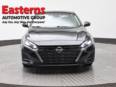 Used 2025 Nissan Altima 2.5 SV FWD image 2