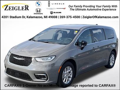 Used 2025 Chrysler Pacifica Select