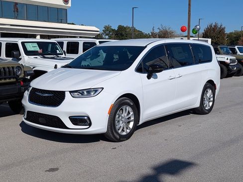 New 2026 Chrysler Pacifica Select image 9