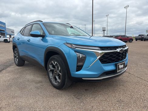 Certified 2025 Chevrolet Trax LT w/ Driver Confidence Package image 8