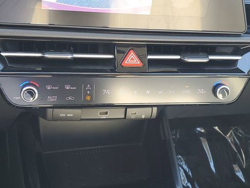 Used 2023 Kia Niro EX image 18